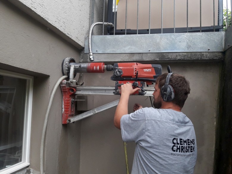 Ein Mann nutzt eine Maschine an der Wand 